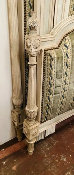 Lit à colonnes cannelées de style Louis XVI en hêtre patiné XX siècle