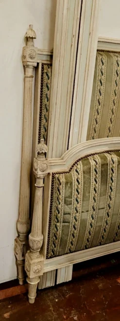 Lit à colonnes cannelées de style Louis XVI en hêtre patiné XX siècle