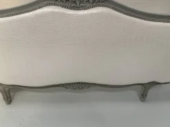 Lit corbeille de style Louis XV en hetre patiné XX siècle