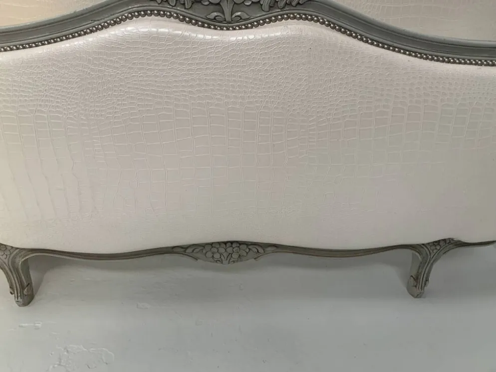 Lit corbeille de style Louis XV en hetre patiné XX siècle