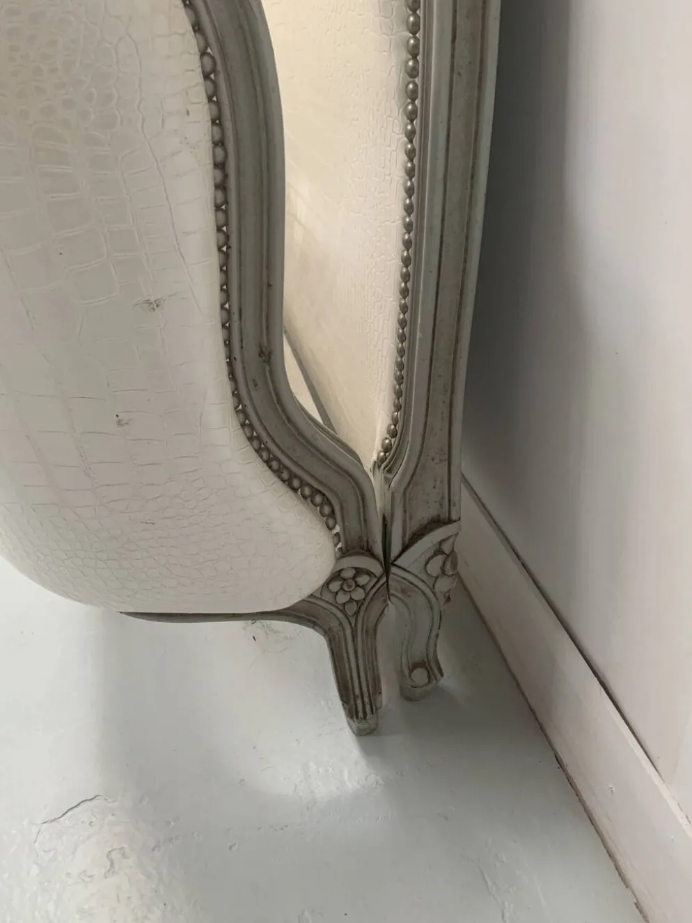 Lit corbeille de style Louis XV en hetre patiné XX siècle