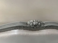 Lit corbeille de style Louis XV en hetre patiné XX siècle