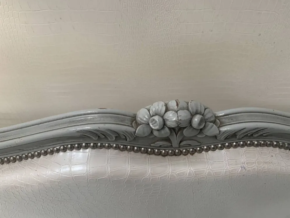 Lit corbeille de style Louis XV en hetre patiné XX siècle