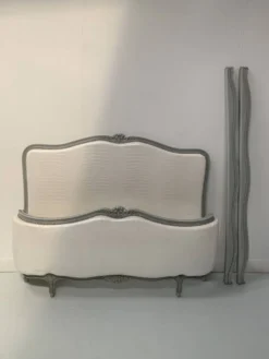 Lit corbeille de style Louis XV en hetre patiné XX siècle