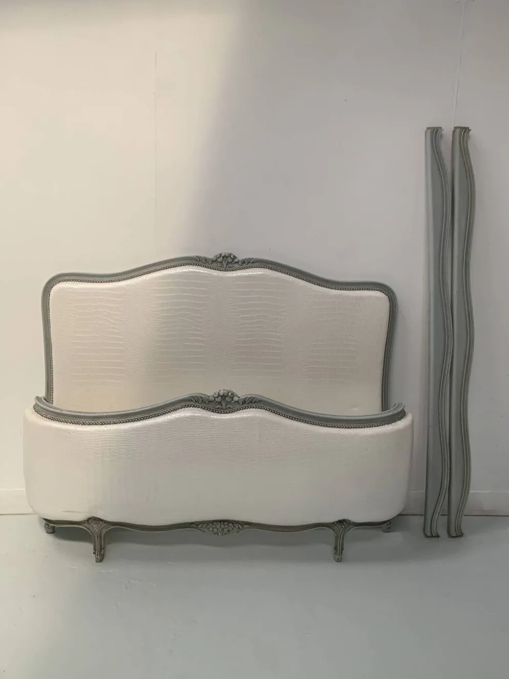 Lit corbeille de style Louis XV en hetre patiné XX siècle