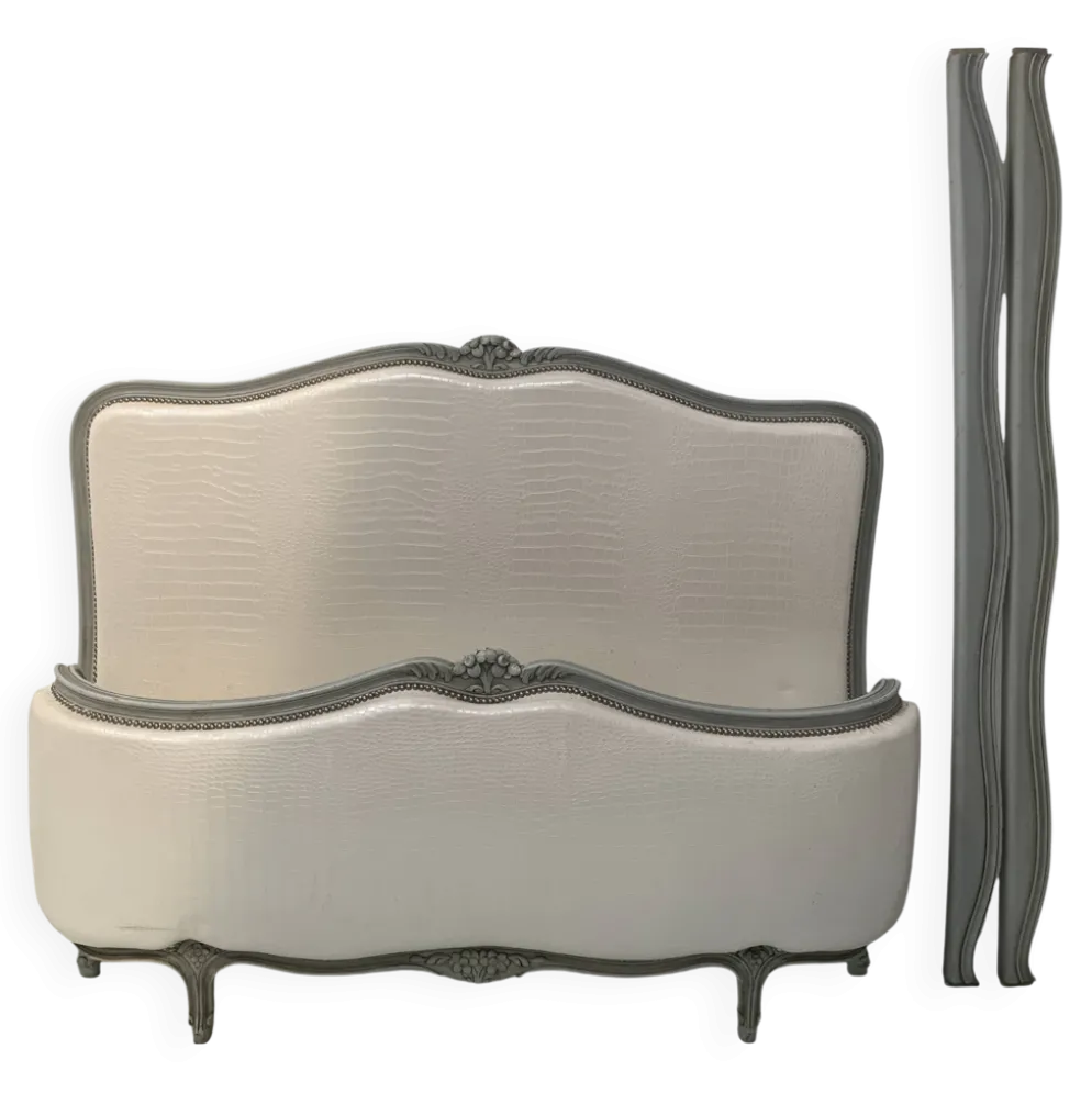 Lit corbeille de style Louis XV en hetre patiné XX siècle