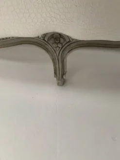 Lit corbeille de style Louis XV en hetre patiné XX siècle