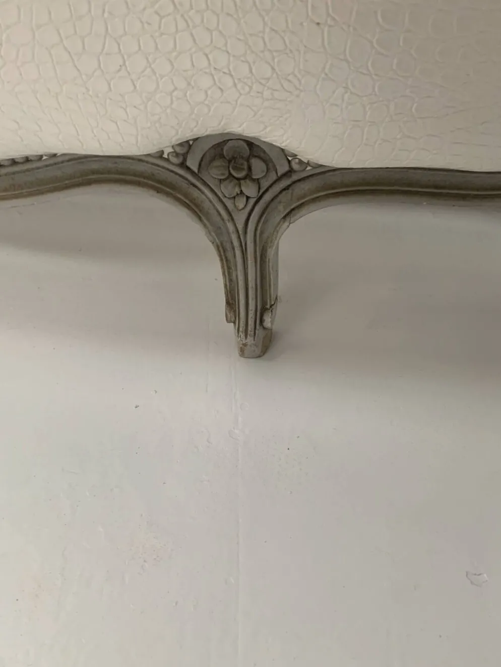 Lit corbeille de style Louis XV en hetre patiné XX siècle