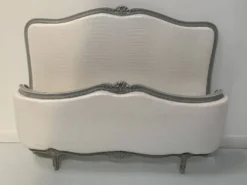 Lit corbeille de style Louis XV en hetre patiné XX siècle