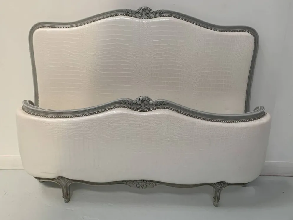 Lit corbeille de style Louis XV en hetre patiné XX siècle