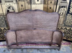 Lit corbeille de style Louis XV cannage