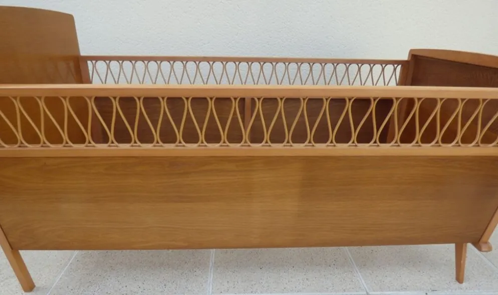 Lit de bébé art déco avec ses pieds compas en bois