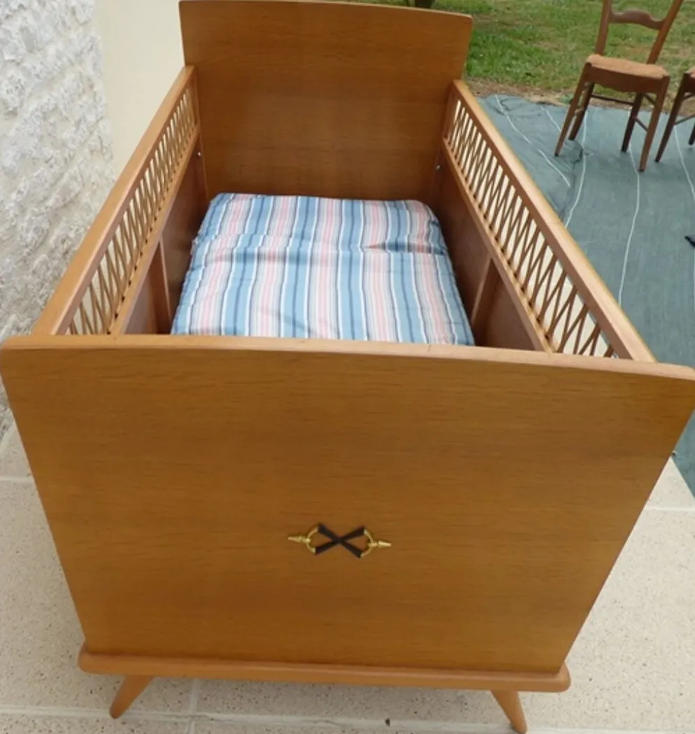 Lit de bébé art déco avec ses pieds compas en bois