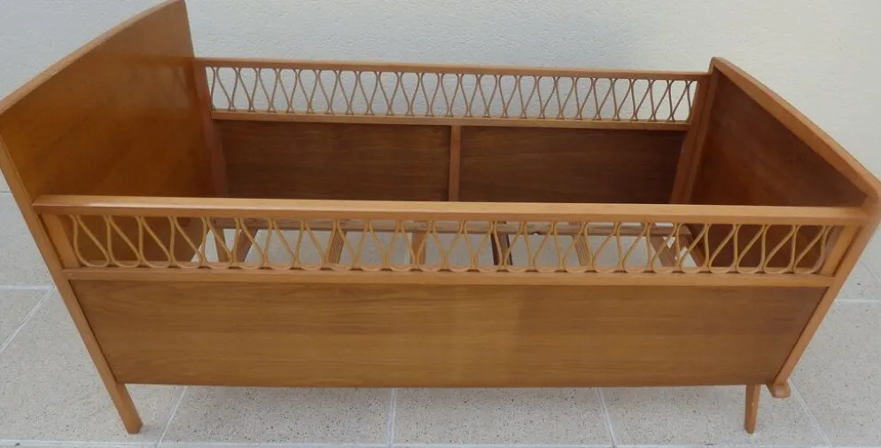 Lit de bébé art déco avec ses pieds compas en bois