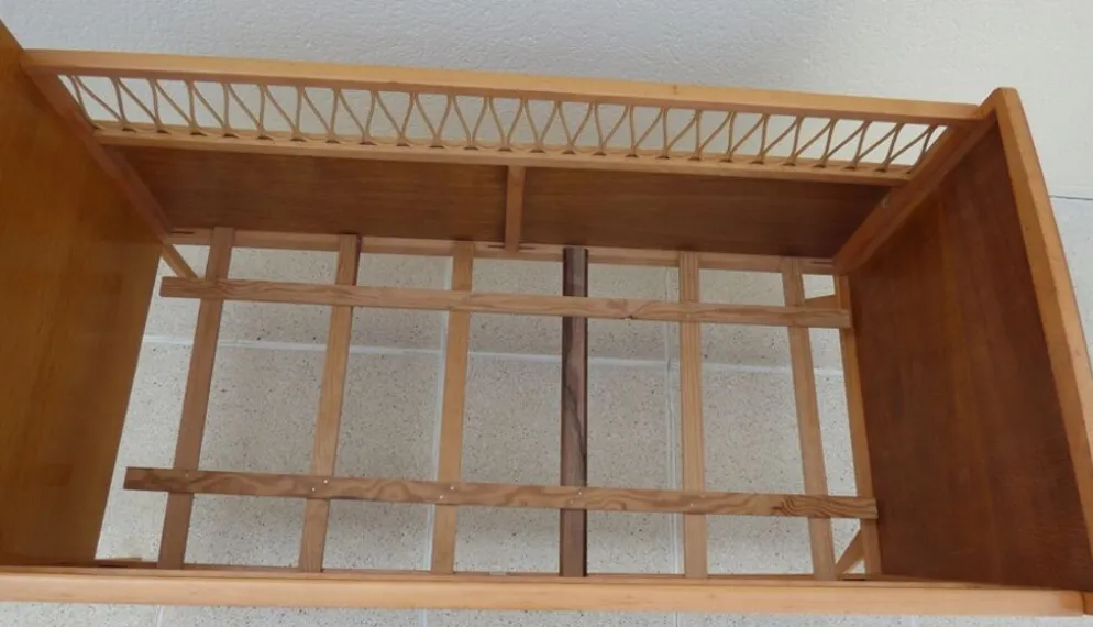 Lit de bébé art déco avec ses pieds compas en bois