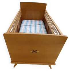 Lit de bébé art déco avec ses pieds compas en bois