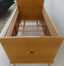 Lit de bébé art déco avec ses pieds compas en bois