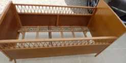 Lit de bébé art déco avec ses pieds compas en bois