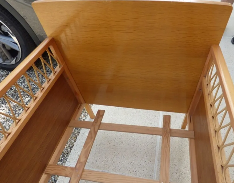 Lit de bébé art déco avec ses pieds compas en bois