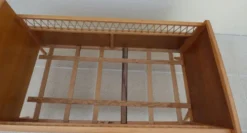 Lit de bébé art déco avec ses pieds compas en bois