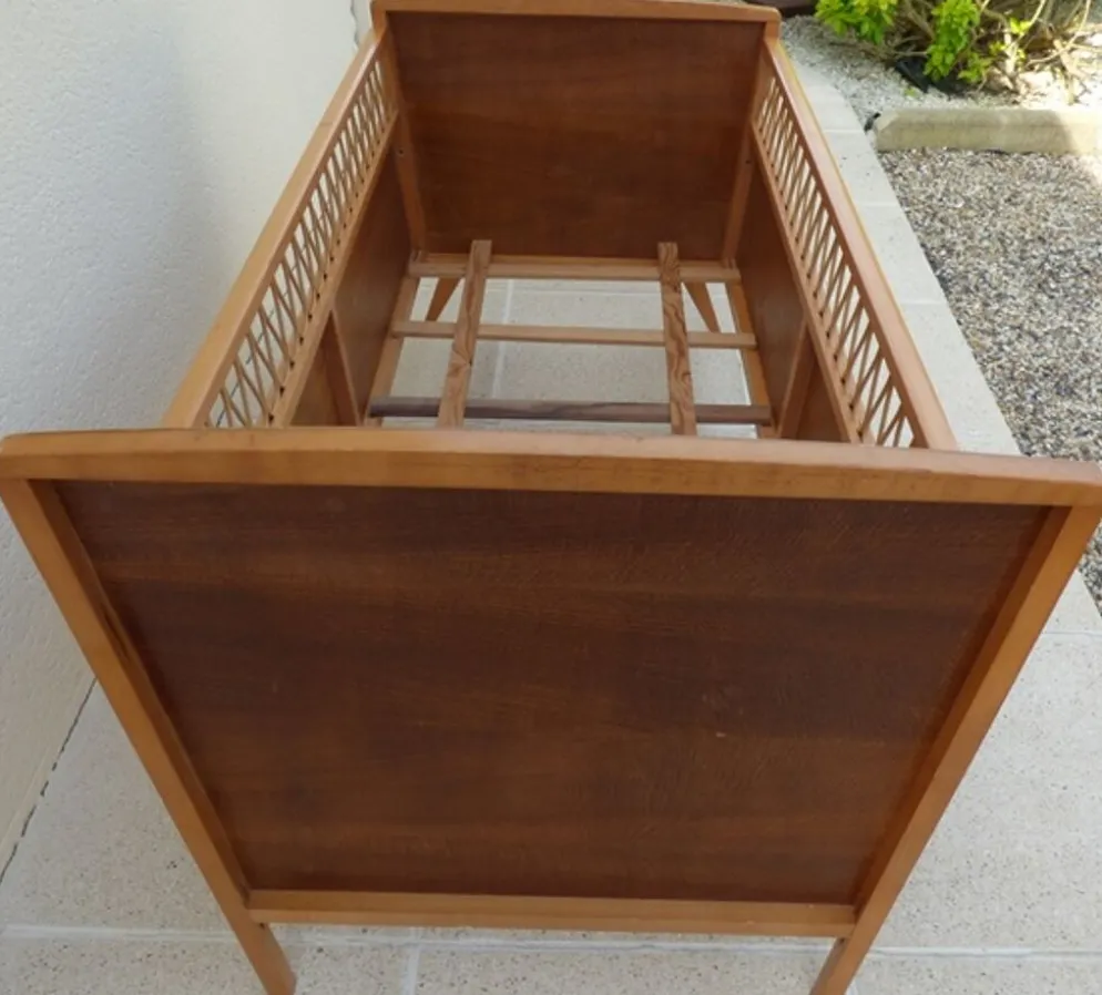 Lit de bébé art déco avec ses pieds compas en bois