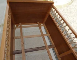 Lit de bébé art déco avec ses pieds compas en bois