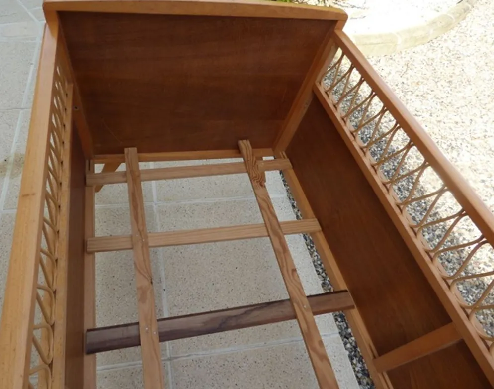 Lit de bébé art déco avec ses pieds compas en bois