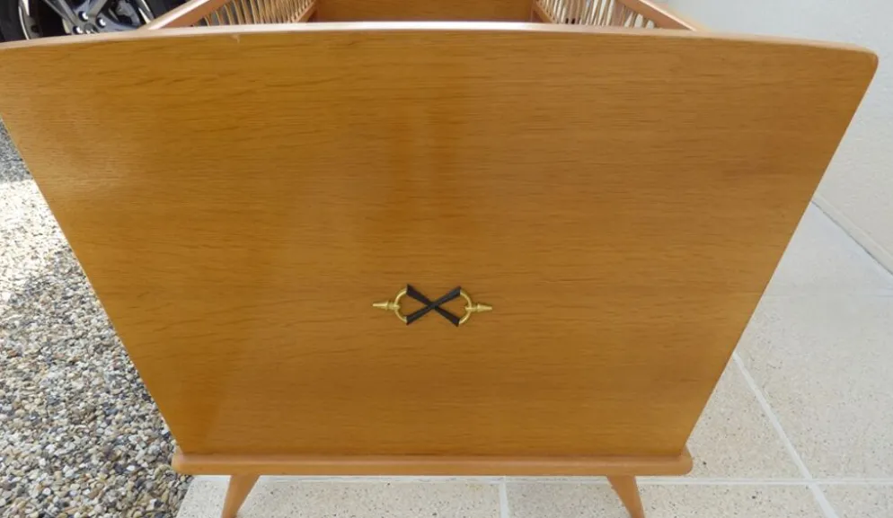 Lit de bébé art déco avec ses pieds compas en bois