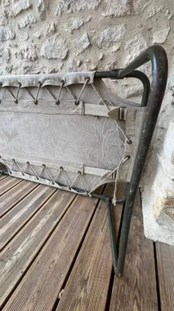 Lit de camp militaire pliant ancien en toile et métal vert kaki