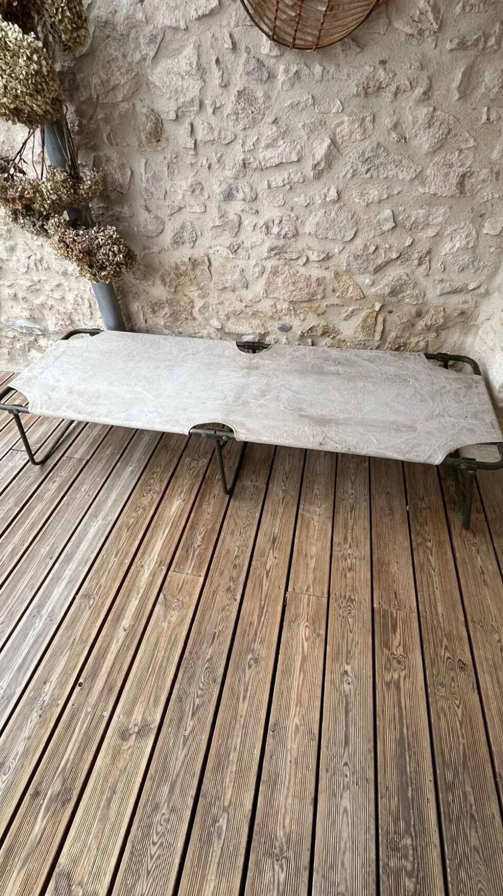 Lit de camp militaire pliant ancien en toile et métal vert kaki