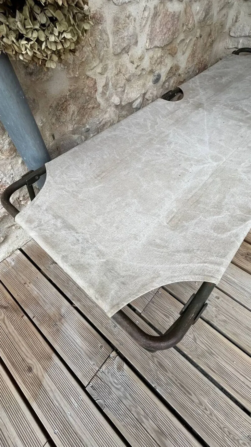 Lit de camp militaire pliant ancien en toile et métal vert kaki