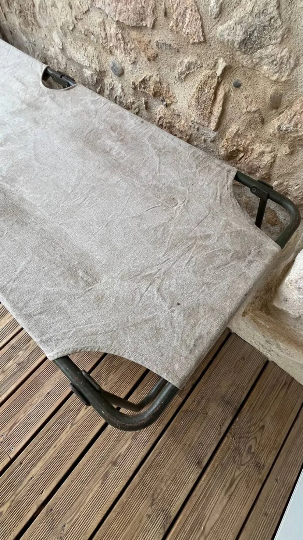 Lit de camp militaire pliant ancien en toile et métal vert kaki