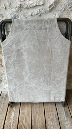 Lit de camp militaire pliant ancien en toile et métal vert kaki