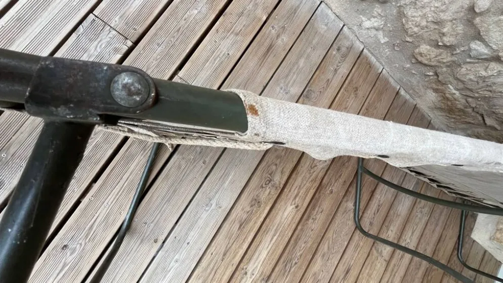 Lit de camp militaire pliant ancien en toile et métal vert kaki