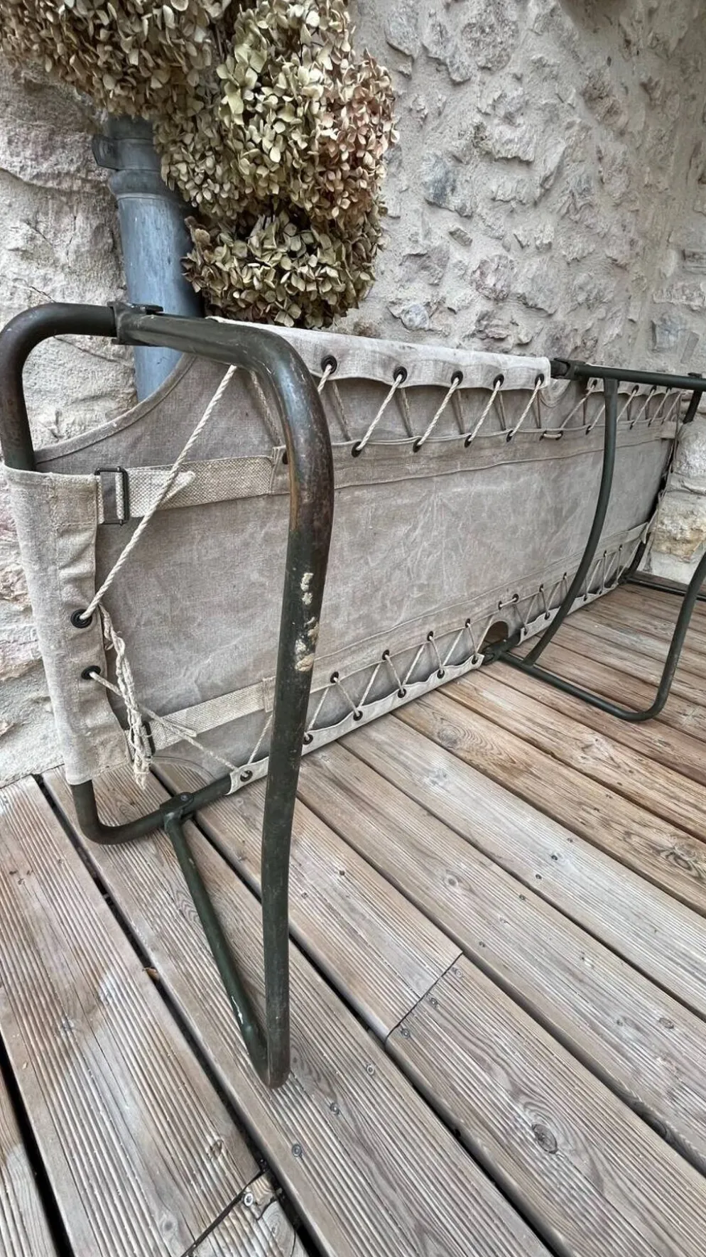 Lit de camp militaire pliant ancien en toile et métal vert kaki