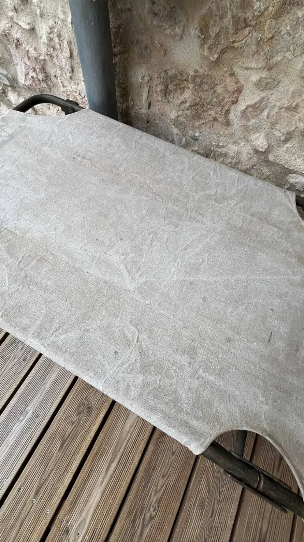 Lit de camp militaire pliant ancien en toile et métal vert kaki
