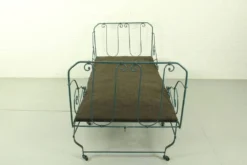 Lit de jour en métal pliable avec nouvelle sangle et rembourrage