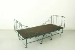 Lit de jour en métal pliable avec nouvelle sangle et rembourrage