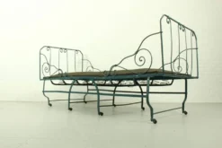 Lit de jour en métal pliable avec nouvelle sangle et rembourrage