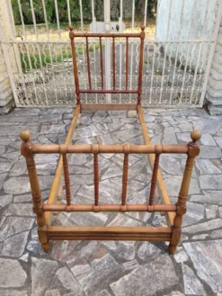 Lit d'enfant ou de repos ancien vintage merisier massif façon bambou