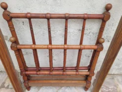 Lit d'enfant ou de repos ancien vintage merisier massif façon bambou