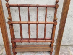 Lit d'enfant ou de repos ancien vintage merisier massif façon bambou