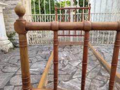 Lit d'enfant ou de repos ancien vintage merisier massif façon bambou