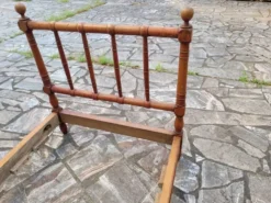 Lit d'enfant ou de repos ancien vintage merisier massif façon bambou