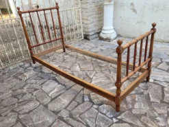Lit d'enfant ou de repos ancien vintage merisier massif façon bambou