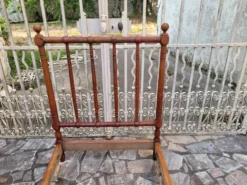 Lit d'enfant ou de repos ancien vintage merisier massif façon bambou