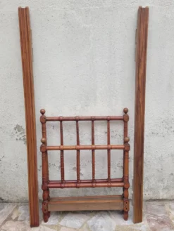Lit d'enfant ou de repos ancien vintage merisier massif façon bambou