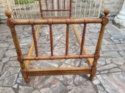 Lit d'enfant ou de repos ancien vintage merisier massif façon bambou
