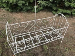 Lit d'enfant pliant avec ciel en fer forgé ou banquette de jardin romantique 19e