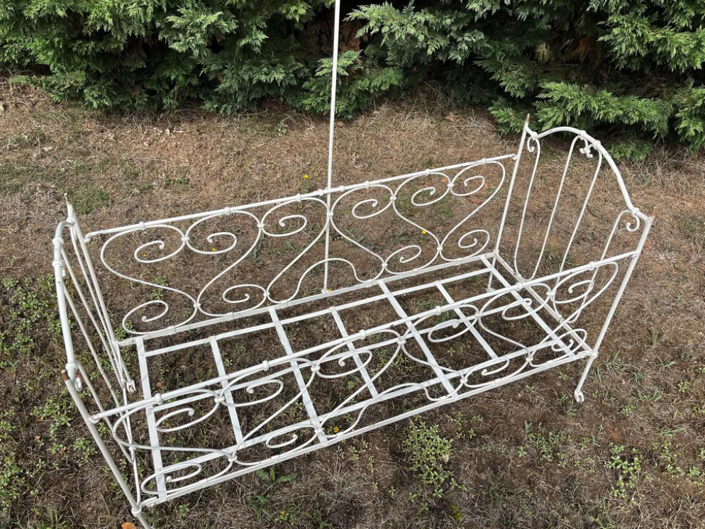 Lit d'enfant pliant avec ciel en fer forgé ou banquette de jardin romantique 19e